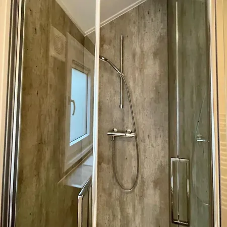 Modern In With Terrace Chalé *